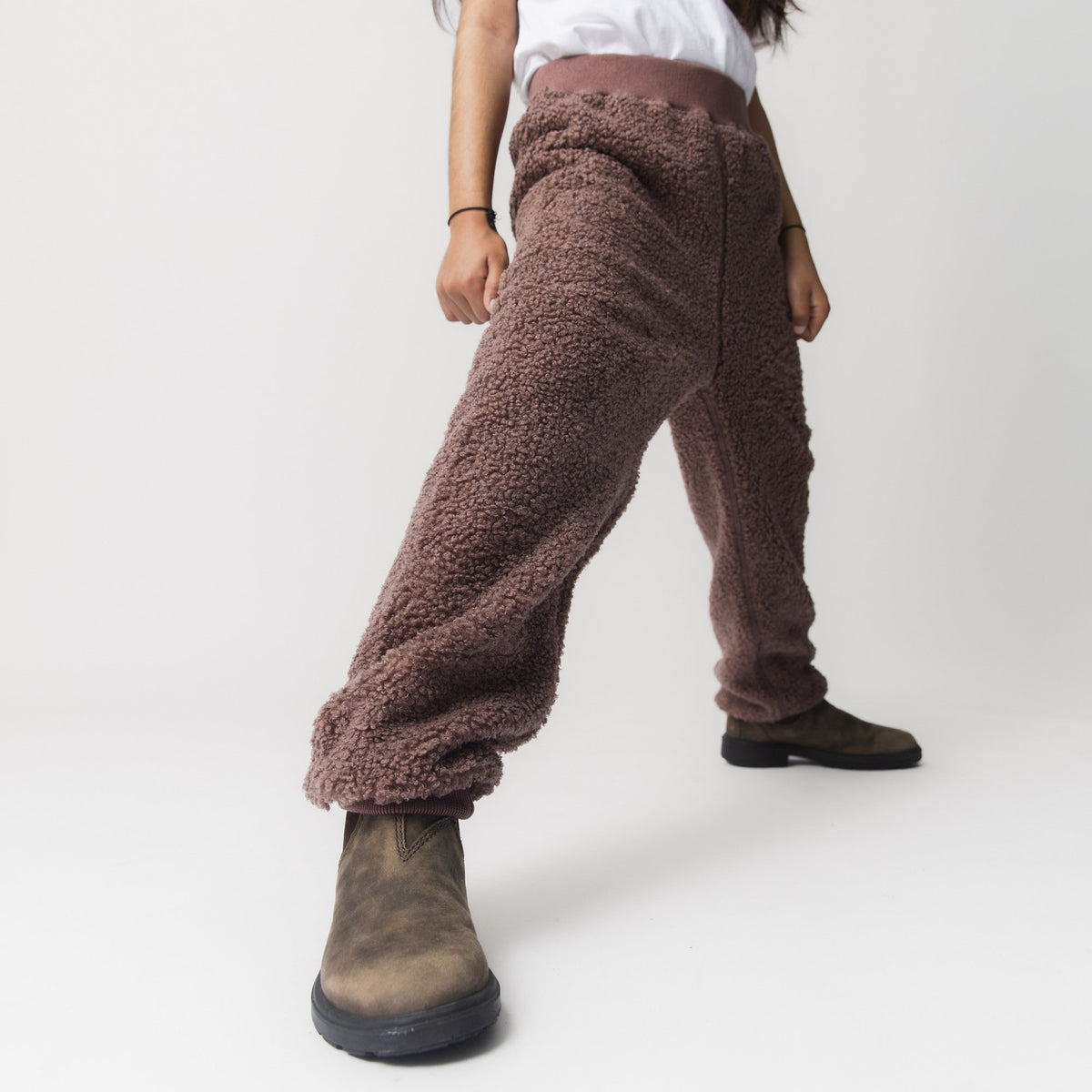 Child wearing MATVALUR teddyfleece pants in Otter brown