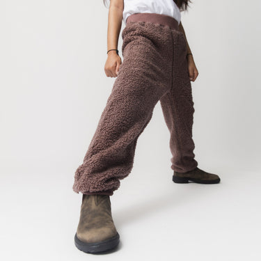 Translation missing: en.Child wearing MATVALUR teddyfleece pants in Otter brown